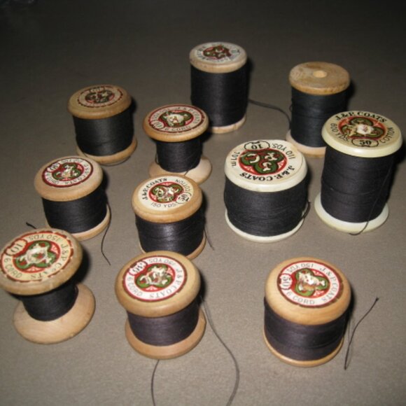 Lot of 11 Vintage Spools of Sewing Thread J & P Coats - Picture 1 of 11